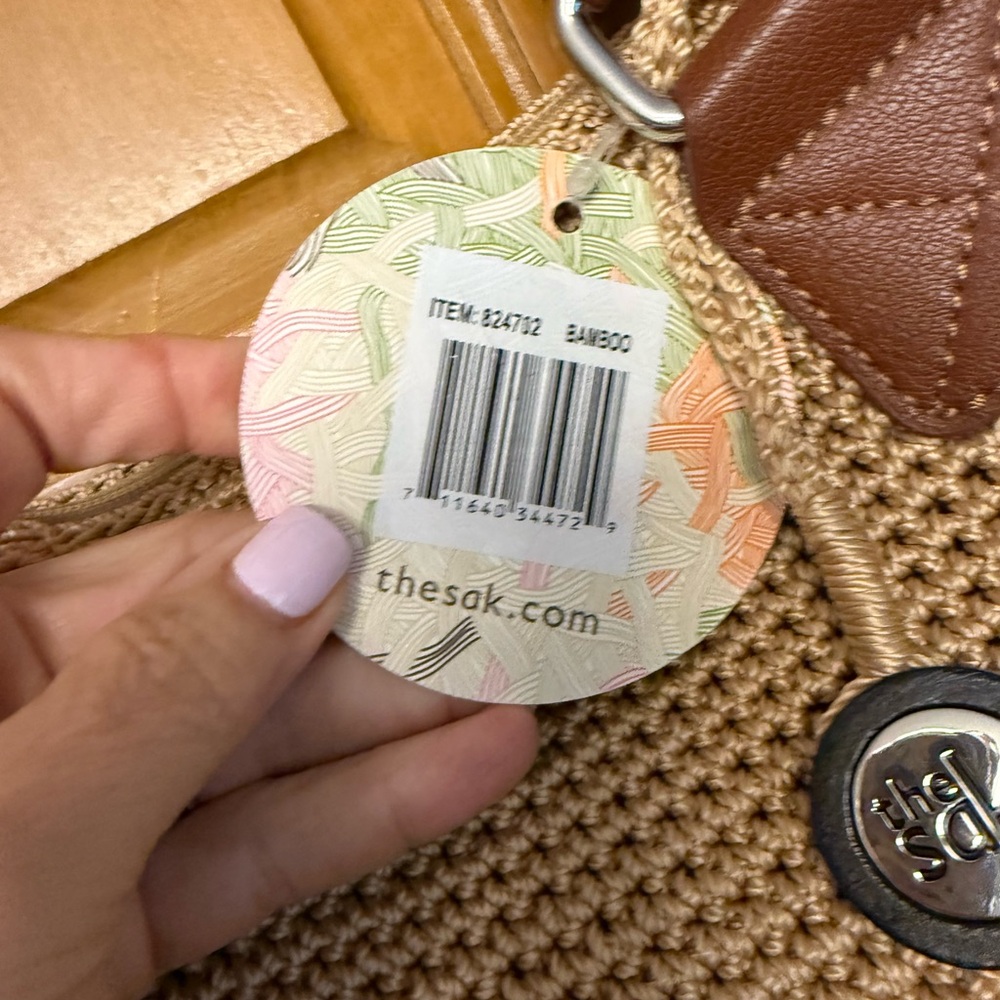 Effortless Style Meets Everyday Functionality: The Sak Crochet Hobo Bag - Picture 3 of 8